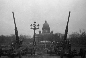 Antiaircrafters_guarding_the_sky_of_Leningrad