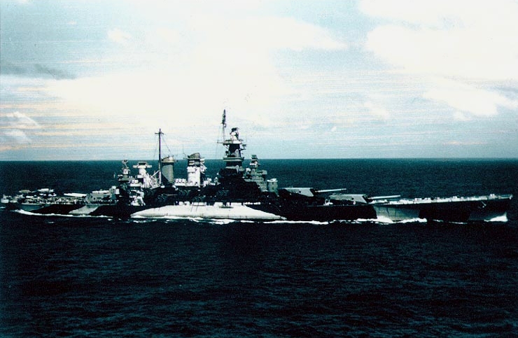 The U.S. Navy battleship USS North Carolina (BB-55) underway at sea during the Gilberts Operation, circa November 1943. She wears camouflage Measure 32, Design 18d early pattern as evidenced by the black lower panel on the starboard bow and the SK radar (rectangular shape). DateNovember 1943